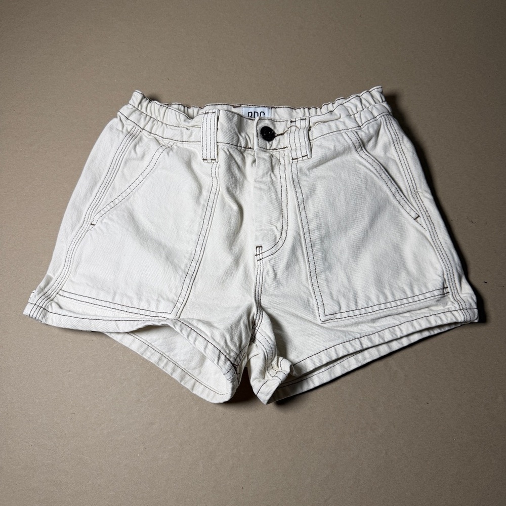 bdg urban outfitters 3 inch inseam white cargo shorts with brown seams women's S